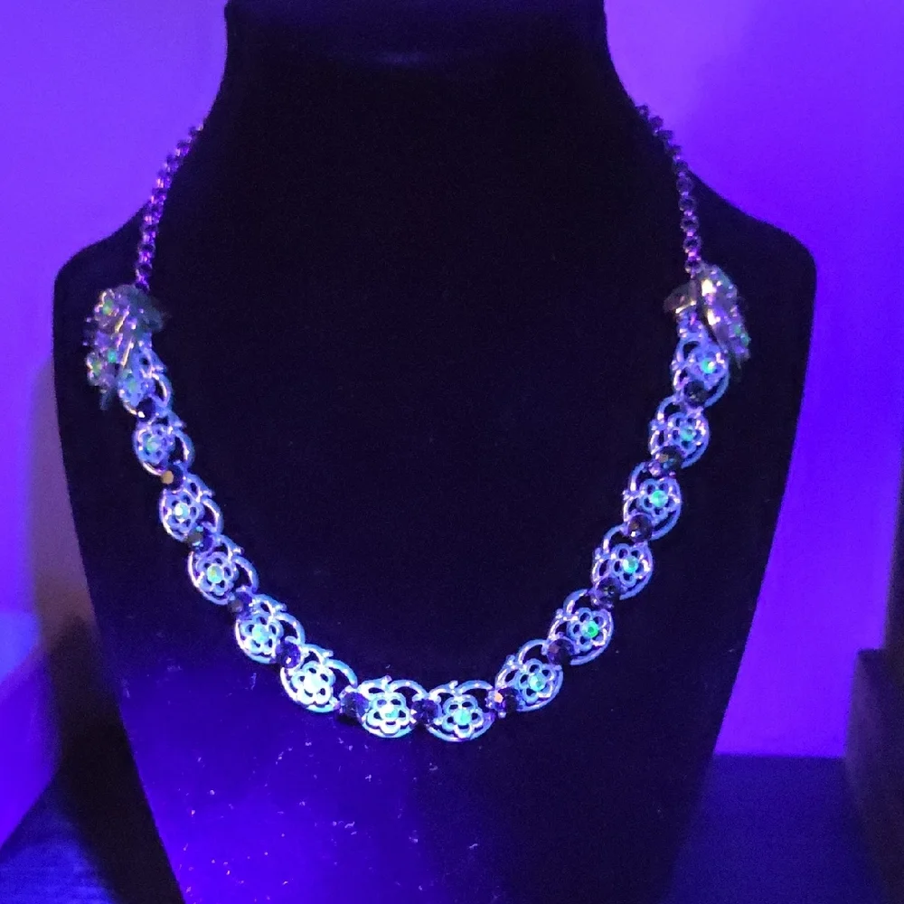 Gold-Tone NECKLACE and EARRINGS set with URANIUM glass crystals - Picture 11 of 13